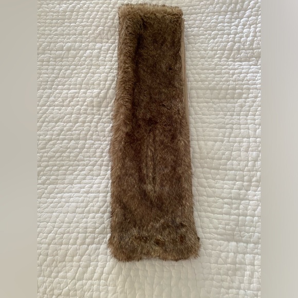 Garnet Hill faux fur scarf. - Picture 4 of 5